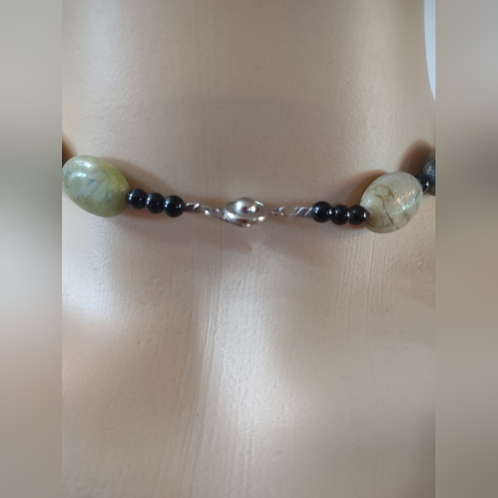 Beautiful Women's stone necklace - Picture 4 of 6